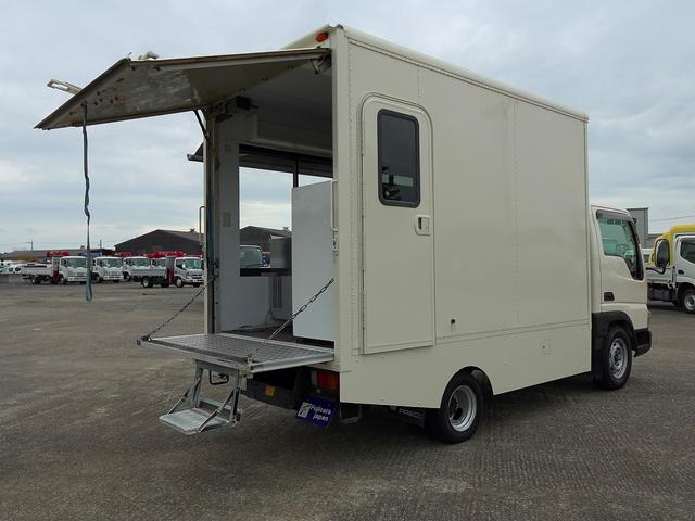 タイタンダッシュ 移動販売車 キッチンカ― ケータリングカー フードトラック 3槽シンク 200L給排水タンク 冷凍冷蔵コールドテーブル 冷蔵ショーケース ステンレス作業台 換気扇 照明 吊戸棚 外部電源 ガラス窓 シャッター サイドオーニング(43枚目)