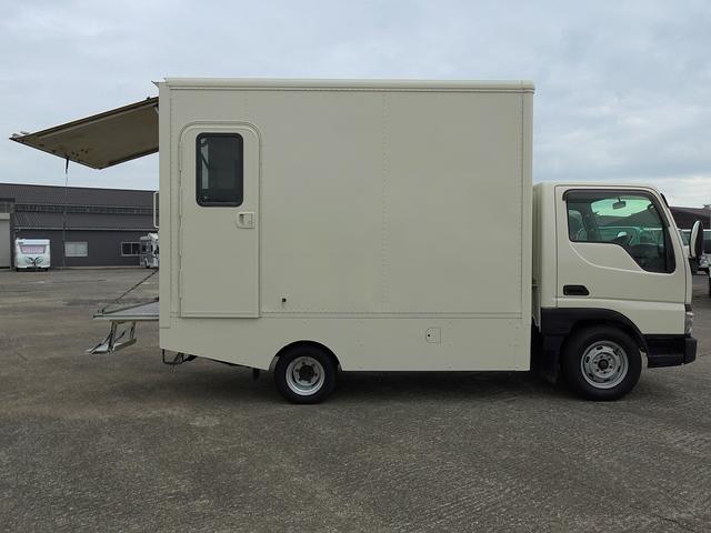 タイタンダッシュ 移動販売車 キッチンカ― ケータリングカー フードトラック 3槽シンク 200L給排水タンク 冷凍冷蔵コールドテーブル 冷蔵ショーケース ステンレス作業台 換気扇 照明 吊戸棚 外部電源 ガラス窓 シャッター サイドオーニング(44枚目)