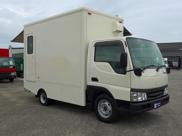 タイタンダッシュ 移動販売車 キッチンカ― ケータリングカー フードトラック 3槽シンク 200L給排水タンク 冷凍冷蔵コールドテーブル 冷蔵ショーケース ステンレス作業台 換気扇 照明 吊戸棚 外部電源 ガラス窓 シャッター サイドオーニング(45枚目)