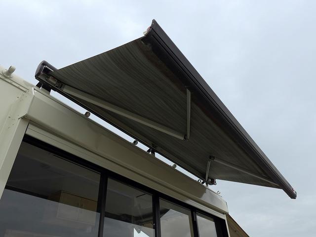 タイタンダッシュ 移動販売車 キッチンカ― ケータリングカー フードトラック 3槽シンク 200L給排水タンク 冷凍冷蔵コールドテーブル 冷蔵ショーケース ステンレス作業台 換気扇 照明 吊戸棚 外部電源 ガラス窓 シャッター サイドオーニング(46枚目)