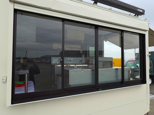 タイタンダッシュ 移動販売車 キッチンカ― ケータリングカー フードトラック 3槽シンク 200L給排水タンク 冷凍冷蔵コールドテーブル 冷蔵ショーケース ステンレス作業台 換気扇 照明 吊戸棚 外部電源 ガラス窓 シャッター サイドオーニング(50枚目)