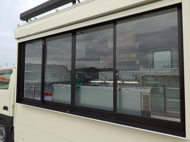 タイタンダッシュ 移動販売車 キッチンカ― ケータリングカー フードトラック 3槽シンク 200L給排水タンク 冷凍冷蔵コールドテーブル 冷蔵ショーケース ステンレス作業台 換気扇 照明 吊戸棚 外部電源 ガラス窓 シャッター サイドオーニング(51枚目)
