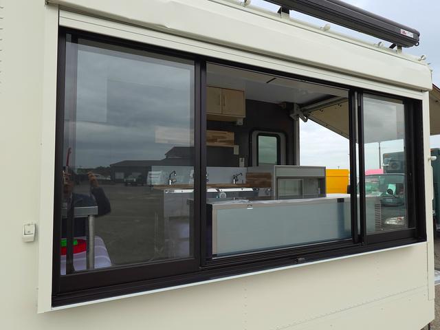 タイタンダッシュ 移動販売車 キッチンカ― ケータリングカー フードトラック 3槽シンク 200L給排水タンク 冷凍冷蔵コールドテーブル 冷蔵ショーケース ステンレス作業台 換気扇 照明 吊戸棚 外部電源 ガラス窓 シャッター サイドオーニング(53枚目)