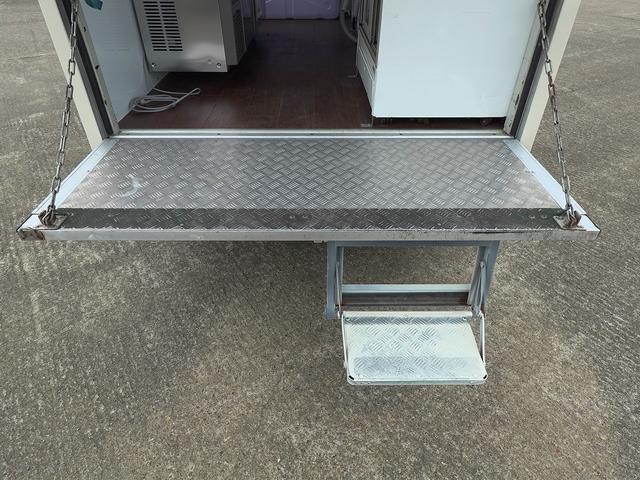 タイタンダッシュ 移動販売車 キッチンカ― ケータリングカー フードトラック 3槽シンク 200L給排水タンク 冷凍冷蔵コールドテーブル 冷蔵ショーケース ステンレス作業台 換気扇 照明 吊戸棚 外部電源 ガラス窓 シャッター サイドオーニング(55枚目)