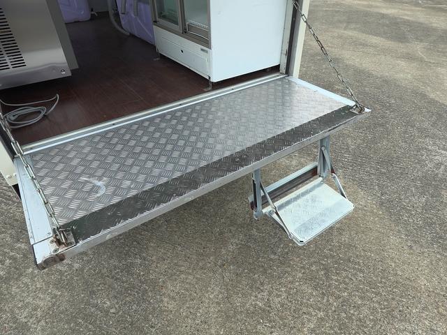 タイタンダッシュ 移動販売車 キッチンカ― ケータリングカー フードトラック 3槽シンク 200L給排水タンク 冷凍冷蔵コールドテーブル 冷蔵ショーケース ステンレス作業台 換気扇 照明 吊戸棚 外部電源 ガラス窓 シャッター サイドオーニング(56枚目)