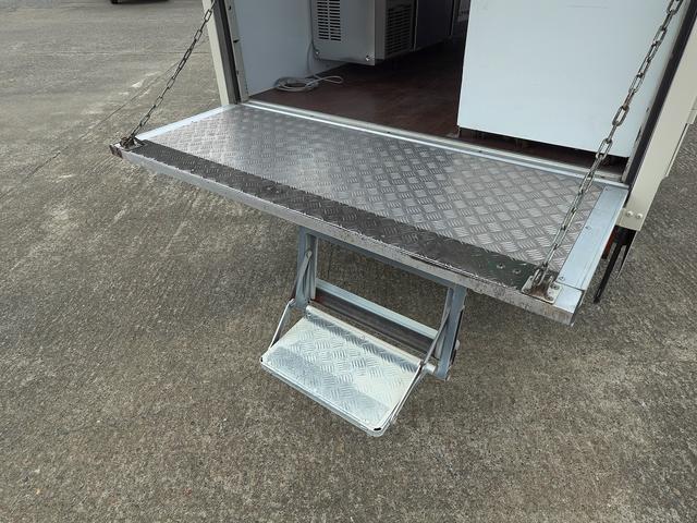 タイタンダッシュ 移動販売車 キッチンカ― ケータリングカー フードトラック 3槽シンク 200L給排水タンク 冷凍冷蔵コールドテーブル 冷蔵ショーケース ステンレス作業台 換気扇 照明 吊戸棚 外部電源 ガラス窓 シャッター サイドオーニング(57枚目)