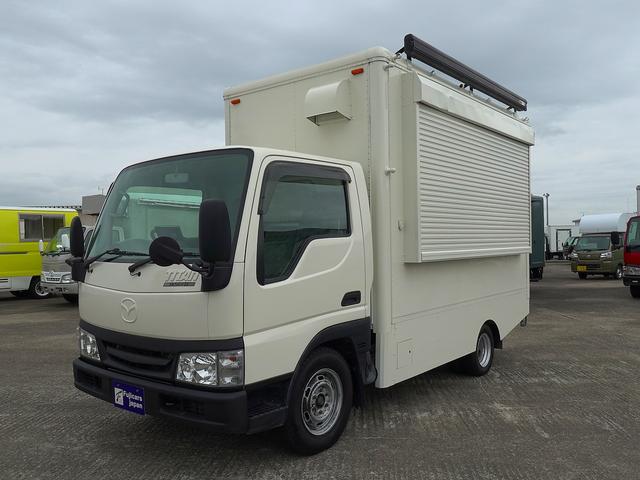 タイタンダッシュ 移動販売車 キッチンカ― ケータリングカー フードトラック 3槽シンク 200L給排水タンク 冷凍冷蔵コールドテーブル 冷蔵ショーケース ステンレス作業台 換気扇 照明 吊戸棚 外部電源 ガラス窓 シャッター サイドオーニング(59枚目)