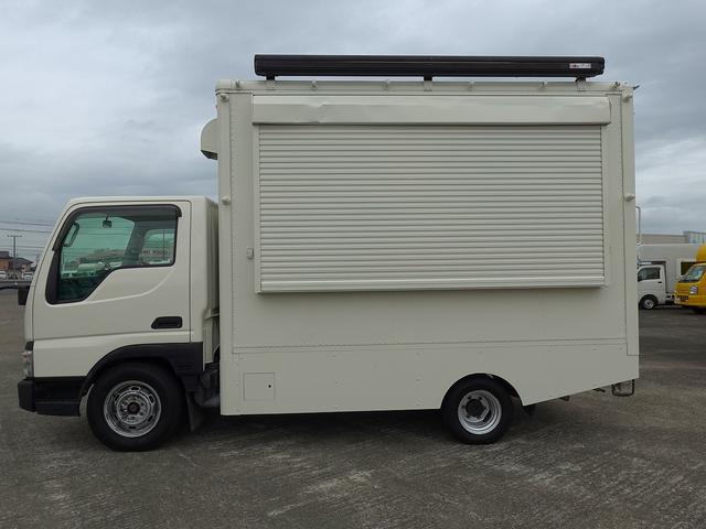 タイタンダッシュ 移動販売車 キッチンカ― ケータリングカー フードトラック 3槽シンク 200L給排水タンク 冷凍冷蔵コールドテーブル 冷蔵ショーケース ステンレス作業台 換気扇 照明 吊戸棚 外部電源 ガラス窓 シャッター サイドオーニング(60枚目)