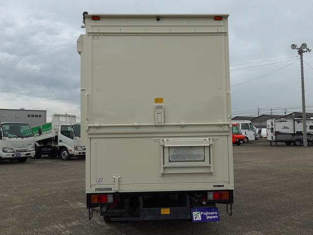 タイタンダッシュ 移動販売車 キッチンカ― ケータリングカー フードトラック 3槽シンク 200L給排水タンク 冷凍冷蔵コールドテーブル 冷蔵ショーケース ステンレス作業台 換気扇 照明 吊戸棚 外部電源 ガラス窓 シャッター サイドオーニング(62枚目)