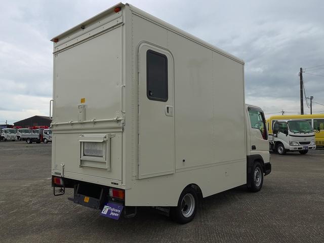 タイタンダッシュ 移動販売車 キッチンカ― ケータリングカー フードトラック 3槽シンク 200L給排水タンク 冷凍冷蔵コールドテーブル 冷蔵ショーケース ステンレス作業台 換気扇 照明 吊戸棚 外部電源 ガラス窓 シャッター サイドオーニング(63枚目)