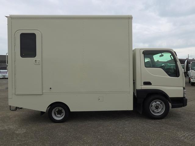 タイタンダッシュ 移動販売車 キッチンカ― ケータリングカー フードトラック 3槽シンク 200L給排水タンク 冷凍冷蔵コールドテーブル 冷蔵ショーケース ステンレス作業台 換気扇 照明 吊戸棚 外部電源 ガラス窓 シャッター サイドオーニング(64枚目)