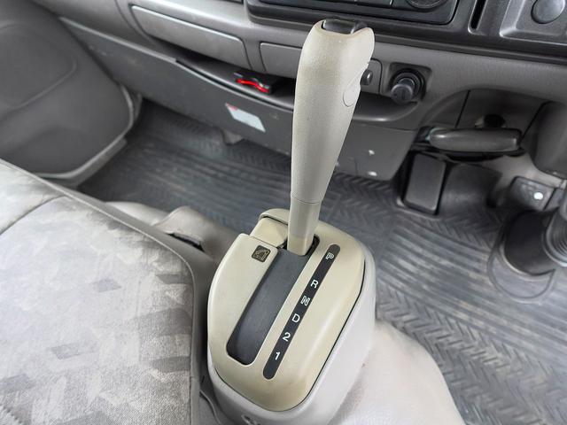 タイタンダッシュ 移動販売車 キッチンカ― ケータリングカー フードトラック 3槽シンク 200L給排水タンク 冷凍冷蔵コールドテーブル 冷蔵ショーケース ステンレス作業台 換気扇 照明 吊戸棚 外部電源 ガラス窓 シャッター サイドオーニング(73枚目)