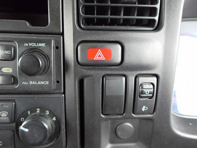 タイタンダッシュ 移動販売車 キッチンカ― ケータリングカー フードトラック 3槽シンク 200L給排水タンク 冷凍冷蔵コールドテーブル 冷蔵ショーケース ステンレス作業台 換気扇 照明 吊戸棚 外部電源 ガラス窓 シャッター サイドオーニング(77枚目)