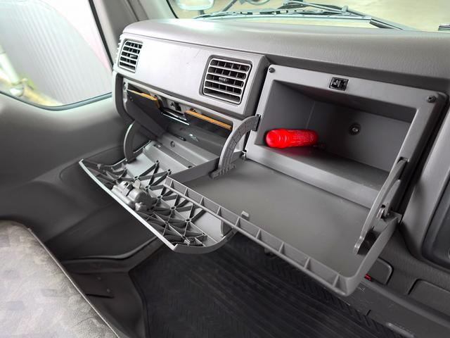 タイタンダッシュ 移動販売車 キッチンカ― ケータリングカー フードトラック 3槽シンク 200L給排水タンク 冷凍冷蔵コールドテーブル 冷蔵ショーケース ステンレス作業台 換気扇 照明 吊戸棚 外部電源 ガラス窓 シャッター サイドオーニング(79枚目)