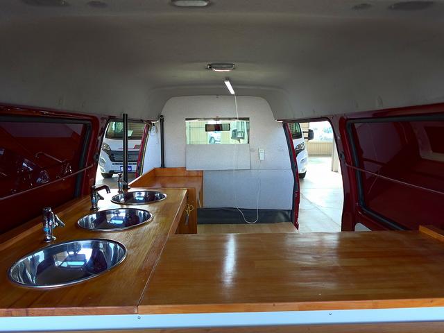 バネットバン 移動販売車 キッチンカー ケータリングカー フードトラック アーリー仕様 3槽シンク 40L給排水タンク 家庭用小型冷蔵庫 電子レンジ 照明 外部電源 運転席仕切り 水ポンプ コンセント(2枚目)