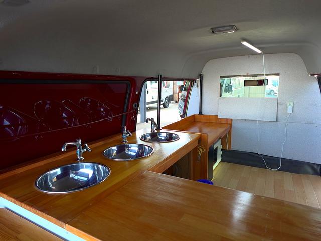 バネットバン 移動販売車 キッチンカー ケータリングカー フードトラック アーリー仕様 3槽シンク 40L給排水タンク 家庭用小型冷蔵庫 電子レンジ 照明 外部電源 運転席仕切り 水ポンプ コンセント(3枚目)