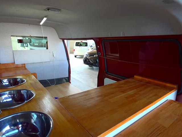 バネットバン 移動販売車 キッチンカー ケータリングカー フードトラック アーリー仕様 3槽シンク 40L給排水タンク 家庭用小型冷蔵庫 電子レンジ 照明 外部電源 運転席仕切り 水ポンプ コンセント(4枚目)