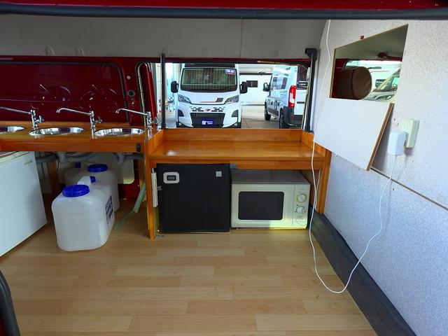 バネットバン 移動販売車 キッチンカー ケータリングカー フードトラック アーリー仕様 3槽シンク 40L給排水タンク 家庭用小型冷蔵庫 電子レンジ 照明 外部電源 運転席仕切り 水ポンプ コンセント(5枚目)
