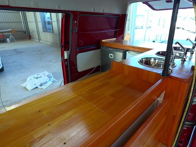 バネットバン 移動販売車 キッチンカー ケータリングカー フードトラック アーリー仕様 3槽シンク 40L給排水タンク 家庭用小型冷蔵庫 電子レンジ 照明 外部電源 運転席仕切り 水ポンプ コンセント(7枚目)