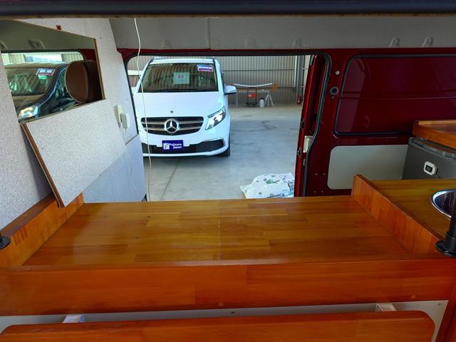 バネットバン 移動販売車 キッチンカー ケータリングカー フードトラック アーリー仕様 3槽シンク 40L給排水タンク 家庭用小型冷蔵庫 電子レンジ 照明 外部電源 運転席仕切り 水ポンプ コンセント(8枚目)