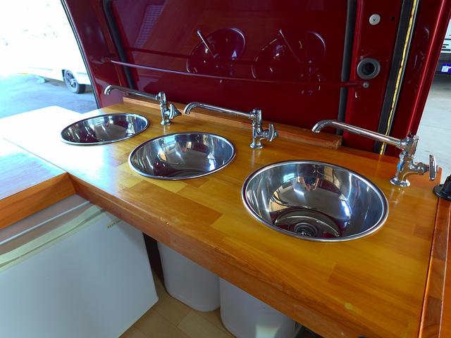 バネットバン 移動販売車 キッチンカー ケータリングカー フードトラック アーリー仕様 3槽シンク 40L給排水タンク 家庭用小型冷蔵庫 電子レンジ 照明 外部電源 運転席仕切り 水ポンプ コンセント(9枚目)