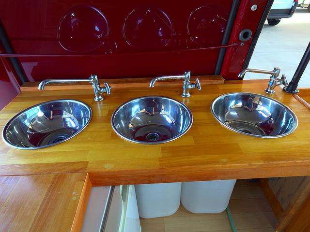 バネットバン 移動販売車 キッチンカー ケータリングカー フードトラック アーリー仕様 3槽シンク 40L給排水タンク 家庭用小型冷蔵庫 電子レンジ 照明 外部電源 運転席仕切り 水ポンプ コンセント(10枚目)