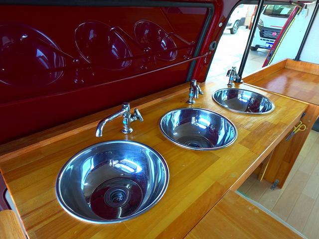 バネットバン 移動販売車 キッチンカー ケータリングカー フードトラック アーリー仕様 3槽シンク 40L給排水タンク 家庭用小型冷蔵庫 電子レンジ 照明 外部電源 運転席仕切り 水ポンプ コンセント(11枚目)