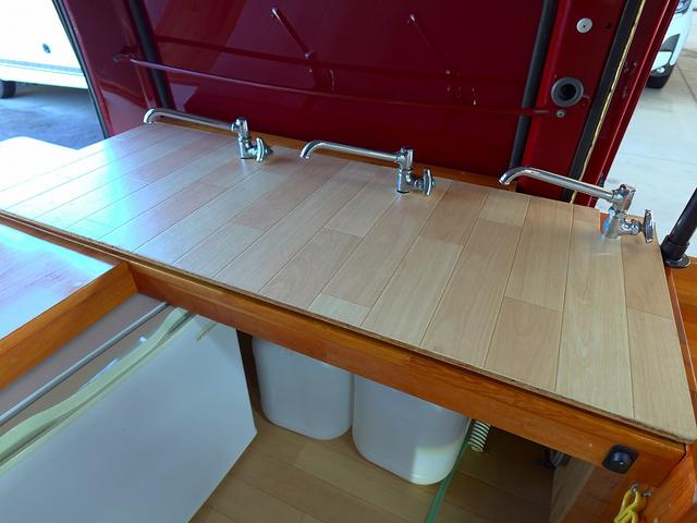 バネットバン 移動販売車 キッチンカー ケータリングカー フードトラック アーリー仕様 3槽シンク 40L給排水タンク 家庭用小型冷蔵庫 電子レンジ 照明 外部電源 運転席仕切り 水ポンプ コンセント(12枚目)