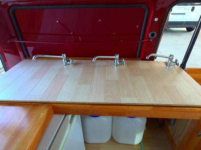 バネットバン 移動販売車 キッチンカー ケータリングカー フードトラック アーリー仕様 3槽シンク 40L給排水タンク 家庭用小型冷蔵庫 電子レンジ 照明 外部電源 運転席仕切り 水ポンプ コンセント(13枚目)