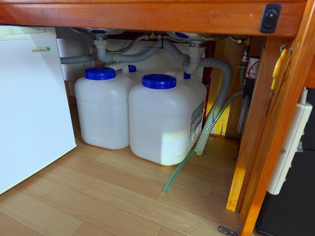 バネットバン 移動販売車 キッチンカー ケータリングカー フードトラック アーリー仕様 3槽シンク 40L給排水タンク 家庭用小型冷蔵庫 電子レンジ 照明 外部電源 運転席仕切り 水ポンプ コンセント(15枚目)