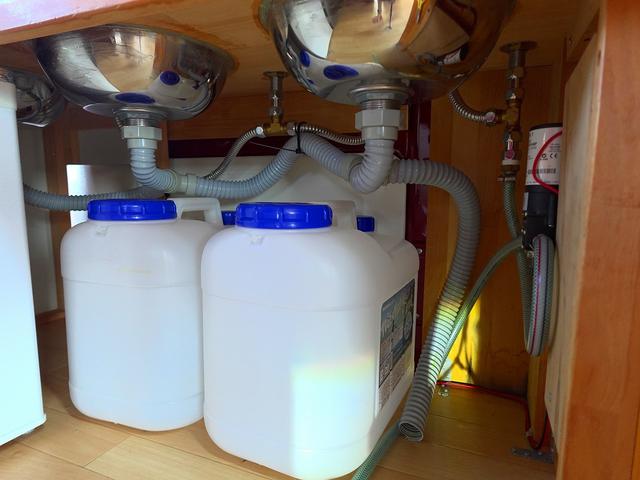 バネットバン 移動販売車 キッチンカー ケータリングカー フードトラック アーリー仕様 3槽シンク 40L給排水タンク 家庭用小型冷蔵庫 電子レンジ 照明 外部電源 運転席仕切り 水ポンプ コンセント(16枚目)