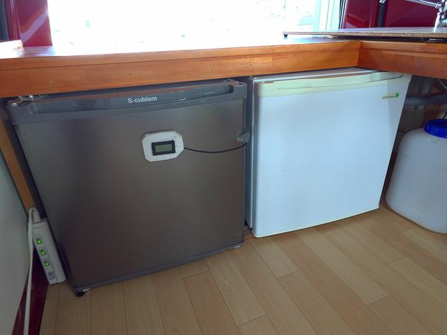 バネットバン 移動販売車 キッチンカー ケータリングカー フードトラック アーリー仕様 3槽シンク 40L給排水タンク 家庭用小型冷蔵庫 電子レンジ 照明 外部電源 運転席仕切り 水ポンプ コンセント(18枚目)