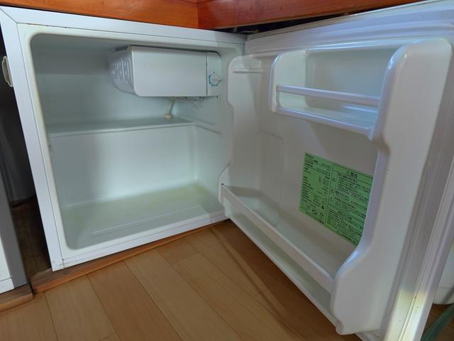 バネットバン 移動販売車 キッチンカー ケータリングカー フードトラック アーリー仕様 3槽シンク 40L給排水タンク 家庭用小型冷蔵庫 電子レンジ 照明 外部電源 運転席仕切り 水ポンプ コンセント(22枚目)