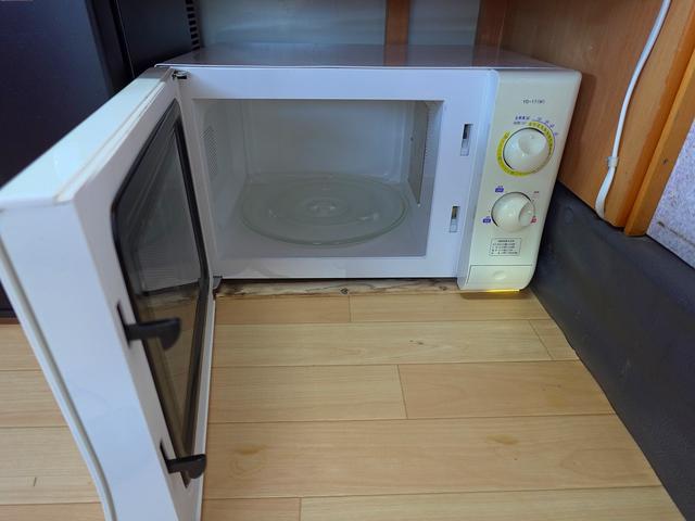 バネットバン 移動販売車 キッチンカー ケータリングカー フードトラック アーリー仕様 3槽シンク 40L給排水タンク 家庭用小型冷蔵庫 電子レンジ 照明 外部電源 運転席仕切り 水ポンプ コンセント(24枚目)