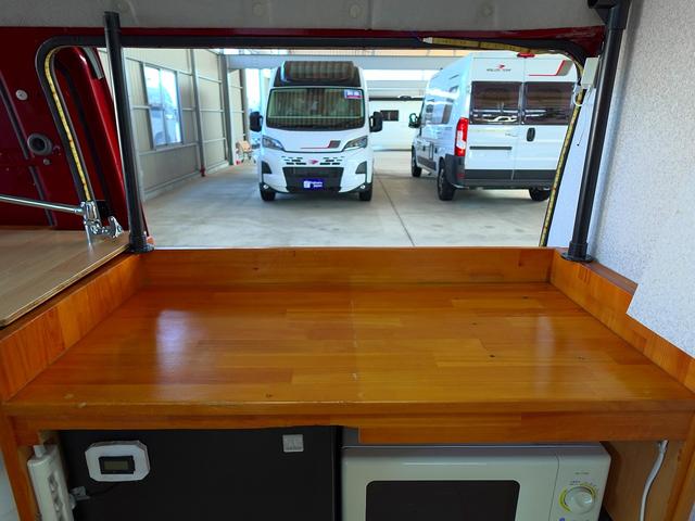 バネットバン 移動販売車 キッチンカー ケータリングカー フードトラック アーリー仕様 3槽シンク 40L給排水タンク 家庭用小型冷蔵庫 電子レンジ 照明 外部電源 運転席仕切り 水ポンプ コンセント(25枚目)