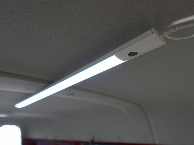 バネットバン 移動販売車 キッチンカー ケータリングカー フードトラック アーリー仕様 3槽シンク 40L給排水タンク 家庭用小型冷蔵庫 電子レンジ 照明 外部電源 運転席仕切り 水ポンプ コンセント(26枚目)