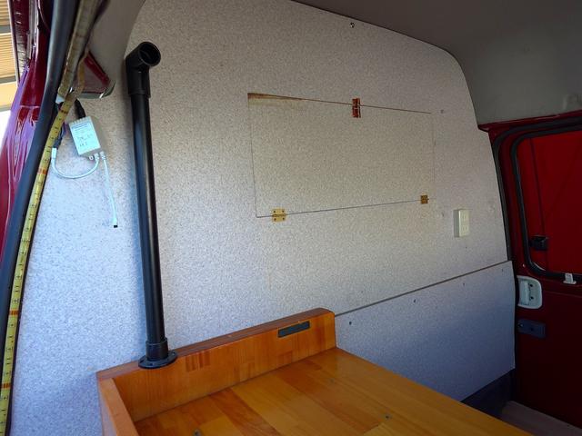 バネットバン 移動販売車 キッチンカー ケータリングカー フードトラック アーリー仕様 3槽シンク 40L給排水タンク 家庭用小型冷蔵庫 電子レンジ 照明 外部電源 運転席仕切り 水ポンプ コンセント(29枚目)