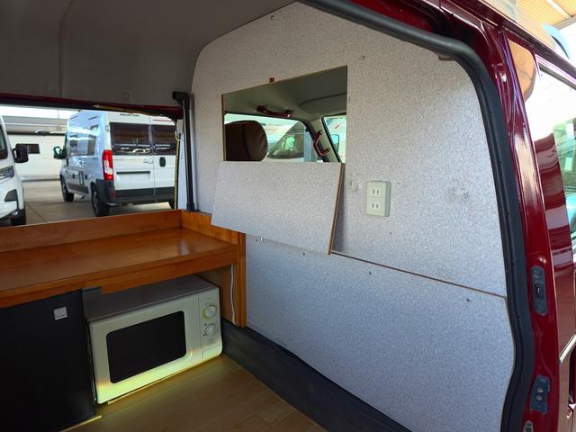 バネットバン 移動販売車 キッチンカー ケータリングカー フードトラック アーリー仕様 3槽シンク 40L給排水タンク 家庭用小型冷蔵庫 電子レンジ 照明 外部電源 運転席仕切り 水ポンプ コンセント(30枚目)