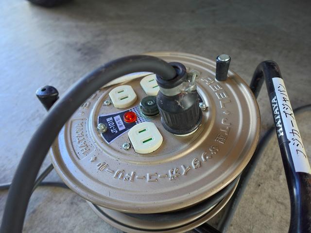 バネットバン 移動販売車 キッチンカー ケータリングカー フードトラック アーリー仕様 3槽シンク 40L給排水タンク 家庭用小型冷蔵庫 電子レンジ 照明 外部電源 運転席仕切り 水ポンプ コンセント(33枚目)