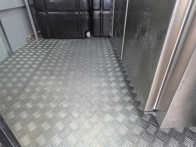 キャリイトラック 移動販売車 キッチンカー ケータリングカー フードトラック 3槽シンク 100L給排水タンク 冷凍冷蔵コールドテーブル 換気扇 照明 扉付きバンク収納 外部電源 跳上扉 アクリル窓 カウンター(5枚目)