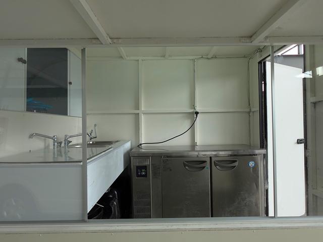 キャリイトラック 移動販売車 キッチンカー ケータリングカー フードトラック 3槽シンク 100L給排水タンク 冷凍冷蔵コールドテーブル 換気扇 照明 扉付きバンク収納 外部電源 跳上扉 アクリル窓 カウンター(6枚目)