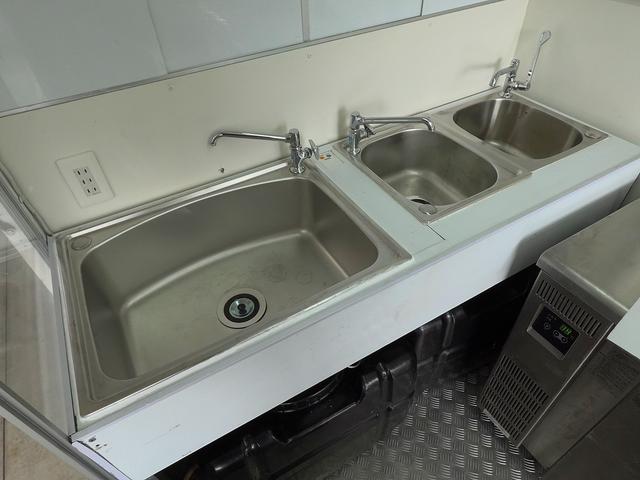 キャリイトラック 移動販売車 キッチンカー ケータリングカー フードトラック 3槽シンク 100L給排水タンク 冷凍冷蔵コールドテーブル 換気扇 照明 扉付きバンク収納 外部電源 跳上扉 アクリル窓 カウンター(7枚目)