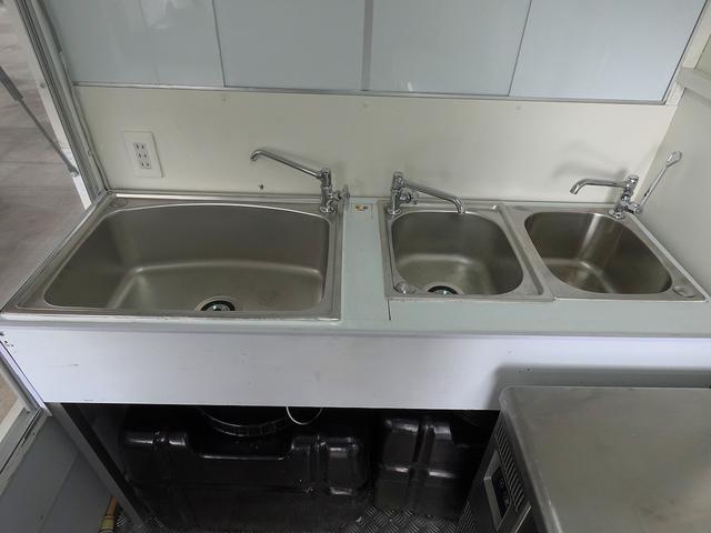 キャリイトラック 移動販売車 キッチンカー ケータリングカー フードトラック 3槽シンク 100L給排水タンク 冷凍冷蔵コールドテーブル 換気扇 照明 扉付きバンク収納 外部電源 跳上扉 アクリル窓 カウンター(8枚目)