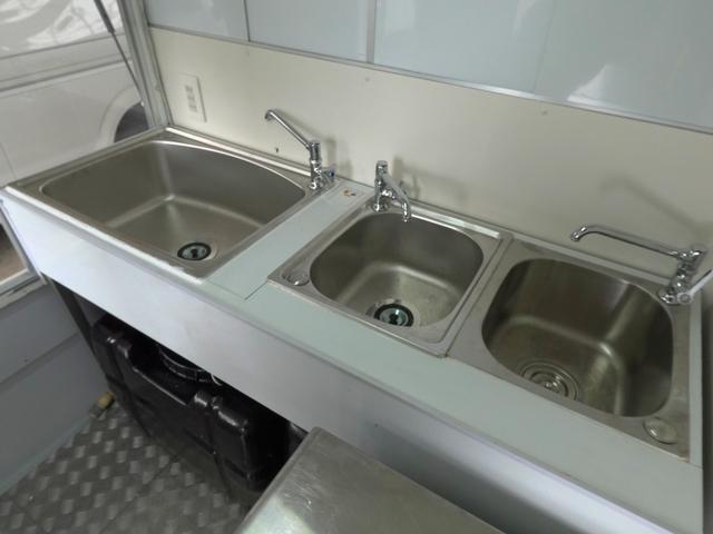 キャリイトラック 移動販売車 キッチンカー ケータリングカー フードトラック 3槽シンク 100L給排水タンク 冷凍冷蔵コールドテーブル 換気扇 照明 扉付きバンク収納 外部電源 跳上扉 アクリル窓 カウンター(9枚目)