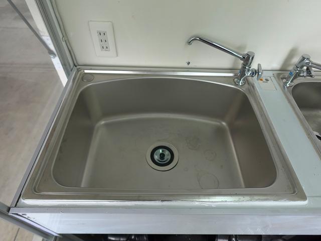 キャリイトラック 移動販売車 キッチンカー ケータリングカー フードトラック 3槽シンク 100L給排水タンク 冷凍冷蔵コールドテーブル 換気扇 照明 扉付きバンク収納 外部電源 跳上扉 アクリル窓 カウンター(10枚目)