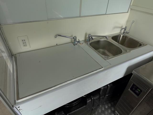 キャリイトラック 移動販売車 キッチンカー ケータリングカー フードトラック 3槽シンク 100L給排水タンク 冷凍冷蔵コールドテーブル 換気扇 照明 扉付きバンク収納 外部電源 跳上扉 アクリル窓 カウンター(14枚目)