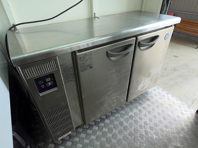 キャリイトラック 移動販売車 キッチンカー ケータリングカー フードトラック 3槽シンク 100L給排水タンク 冷凍冷蔵コールドテーブル 換気扇 照明 扉付きバンク収納 外部電源 跳上扉 アクリル窓 カウンター(16枚目)