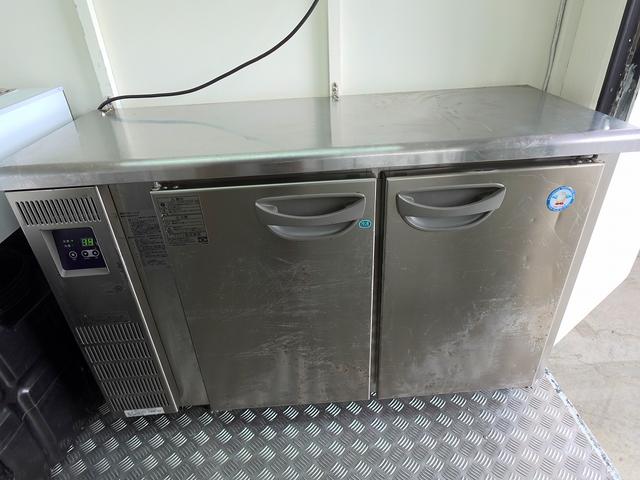 キャリイトラック 移動販売車 キッチンカー ケータリングカー フードトラック 3槽シンク 100L給排水タンク 冷凍冷蔵コールドテーブル 換気扇 照明 扉付きバンク収納 外部電源 跳上扉 アクリル窓 カウンター(17枚目)