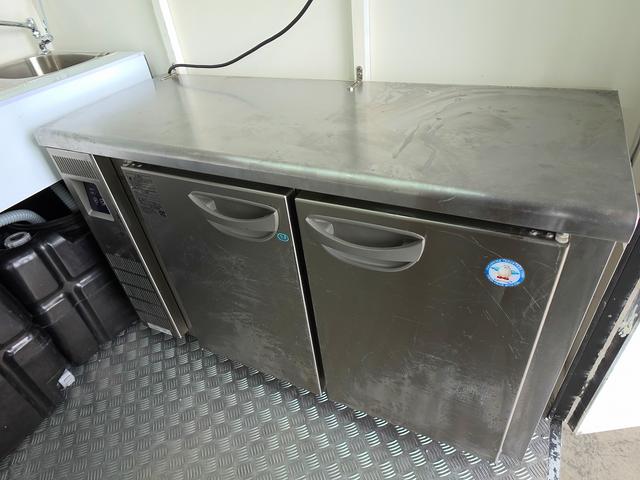 キャリイトラック 移動販売車 キッチンカー ケータリングカー フードトラック 3槽シンク 100L給排水タンク 冷凍冷蔵コールドテーブル 換気扇 照明 扉付きバンク収納 外部電源 跳上扉 アクリル窓 カウンター(18枚目)