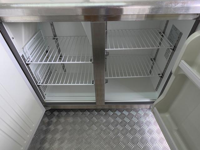キャリイトラック 移動販売車 キッチンカー ケータリングカー フードトラック 3槽シンク 100L給排水タンク 冷凍冷蔵コールドテーブル 換気扇 照明 扉付きバンク収納 外部電源 跳上扉 アクリル窓 カウンター(19枚目)
